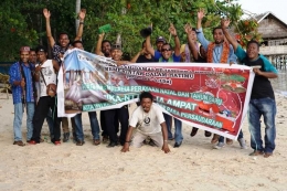 Foto Bersama Masyarakat NTT di Pantai Saleo Raja Ampat/foto: Nitho Thonak