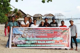 Foto bersama Masyarakat NTT di Pantai Saleo Raja Ampat/Foto: Nito Thonak
