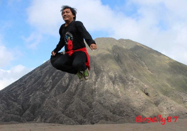 Melompat dengna latar Gunung Batok