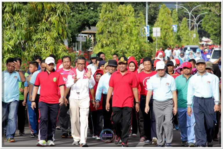 Peserta Gerjakun bersama Nurdin Abdullah (ketiga dari kiri) lewati Jalan Elang Bantaeng (07/01/18).