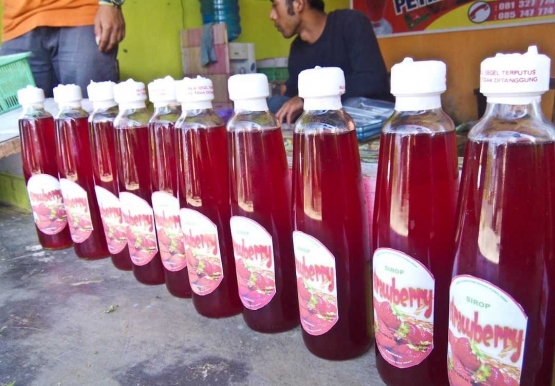 Sirup buah strawberry dari Desa Serang (dok. pri).