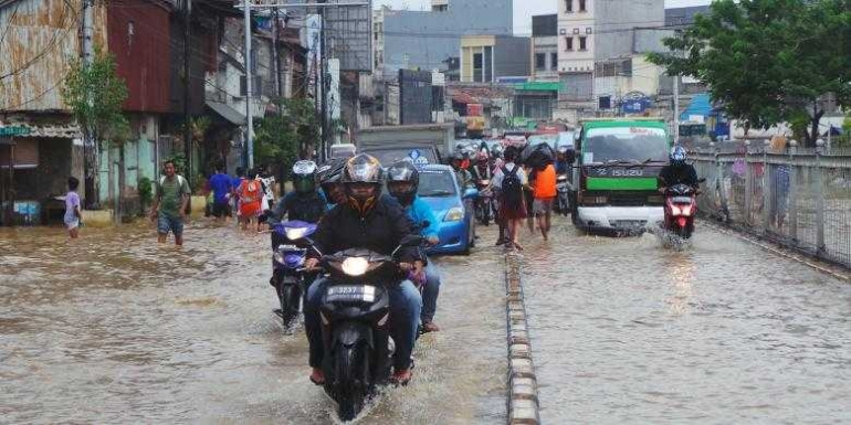 Banjir merendam Jalan Jatinegara Barat, Kampung Pulo, Jatinegara, Jakarta Timur. Kamis (20/11/2014).(Kompas.com/Robertus Belarminus)