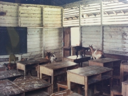 Sebuah sekolah di pinggiran kota Pontianak, beberapa tahun yang diambil photonya oleh penulis, hingga kini kondisinya masih belum menggembirakan. Foto | Dokpri