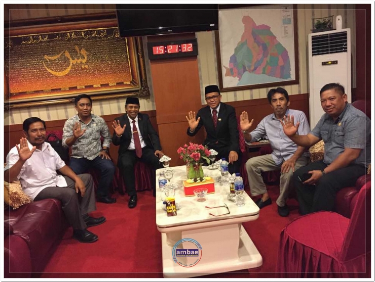 Darwis (kedua dari kanan) berfoto bersama Nurdin Abdullah (ketiga dari kanan) dan sejumlah Anggota DPRD Kabupaten Bantaeng (08/01/18).