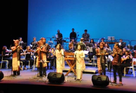 Saat musik orkestra bertemu musik uning-uningan Batak. Sumber foto: dokumentasi Ditjen Kebudayaan.