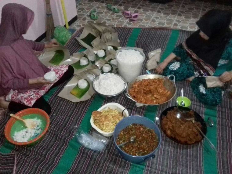 Ibu-ibu menyiapkan nasi bungkus (Dokpri)