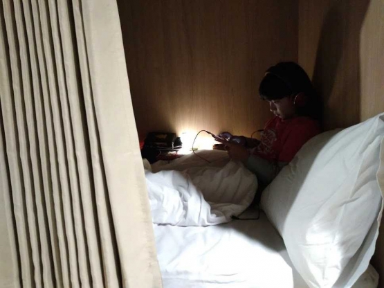 Colokan listrik dan lampu memudahkan untuk bekerja dalam privasi | Foto: Rifki Feriandi