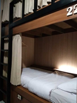 Satu unit kompartemen dengan bantal yang nyaman, selimut, dua hanger, ukuran lega dan lampu di dalam | Foto: Rifki Feriandi