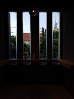 Gereja berada di seberang, dilihat dari dalam ruangan | Foto: Rifki Feriandi