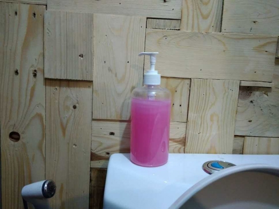 Bahkan toilet pun berdesain kayu | Foto: Rifki Feriandi