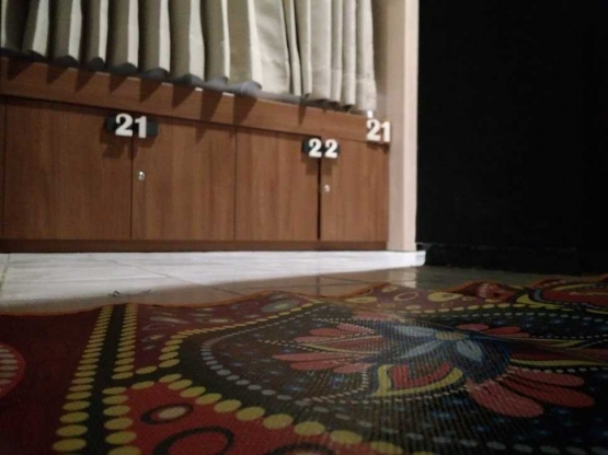 Karpet etnis di area tempat solat. Nomor-nomor