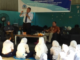 Komite Sekolah Indonesia Jeddah tengah bertatap muka dengan para siswa. Foto | Dokpri