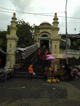 Gapura menuju Makam Sunan Muria bila kita mau jalan kaki menapaki tangga sampai ke punak Foto Dokpri