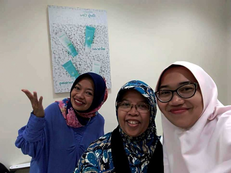 Bersama kompasianers di Moders Day - Maria G. Soemitro + Lendy Agassy (pict:dok.pribadi)