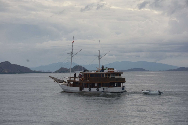 Perahu Pinisi yang membawa rombongan (Foto Dok.Pri)