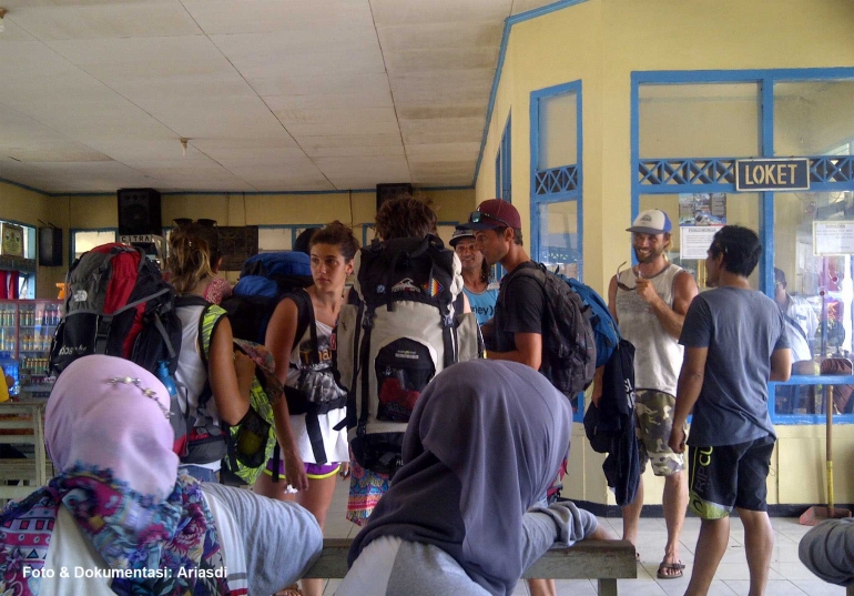 Wisatawan mancanegara di pelabuhan Tua Peijat, sedang mencari kesesuaian harga transportasi lokal. (Foto: Dok. Ariasdi)