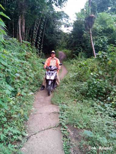 Kondisi jalan di beberapa tempat di Kepulauan Mentawai. (Foto: Dok. Ariasdi)