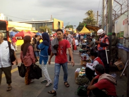 Pasar Tanah Abang adalah pasar tekstil dan grosir terbesar di Indonesia. Dokumentasi pribadi