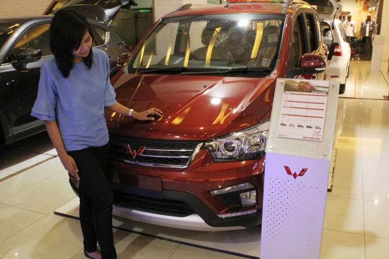 Penulis sedang mengamati mobil Confero dalam sebuah pameran otomotif di salah satu pusat perbelanjaan di Kota Kediri (foto: Luana Yunaneva)