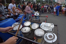 Gambar 1: Alat musik dari barang bekas (tirto.id/)