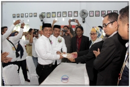 Muhammad Alwi-Nurdin Halim menerima dokumen hasil pemeriksaan usai mendaftar di KPU Kabupaten Bantaeng (09/01/18).