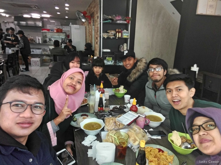 Menikmati kuliner halal Indonesia di Warung Gembul, Gimhae - @luckycaesar
