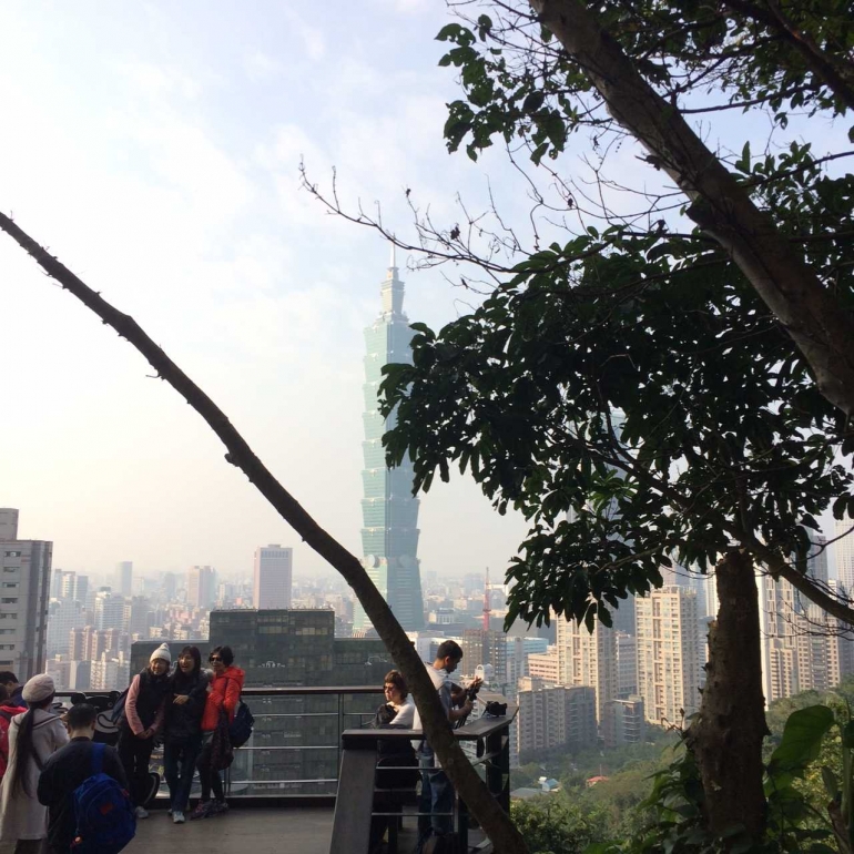 viewing-deck-di-atas-gunung-xiangshan-1-jpg-5a5503a4caf7db274b44c502.jpg