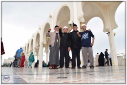 Kedua dari kanan, Karaeng Baso berfose bersama rekannya di Masjid Ar-Rahman, Jeddah setelah menunaikan ibadah Umroh (21/02/17).