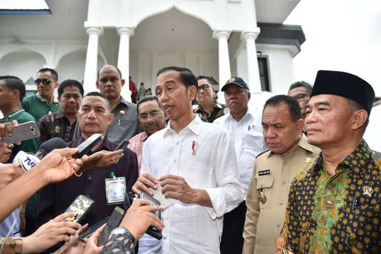 Presiden Joko Widodo saat melaksanakan tanya jawab dengan wartawan di Universitas Muhammadiyah Kota Kupang, Nusa Tenggara Timur, Senin (8/1/2018).