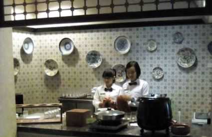 Perempuan memasak (foto:Ko In)