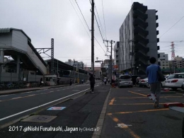 Stasiun Nishi Funabashi di sisi kota dan fasilitas serta di sisi pemukiman. Sumber: Dokumen pribadi