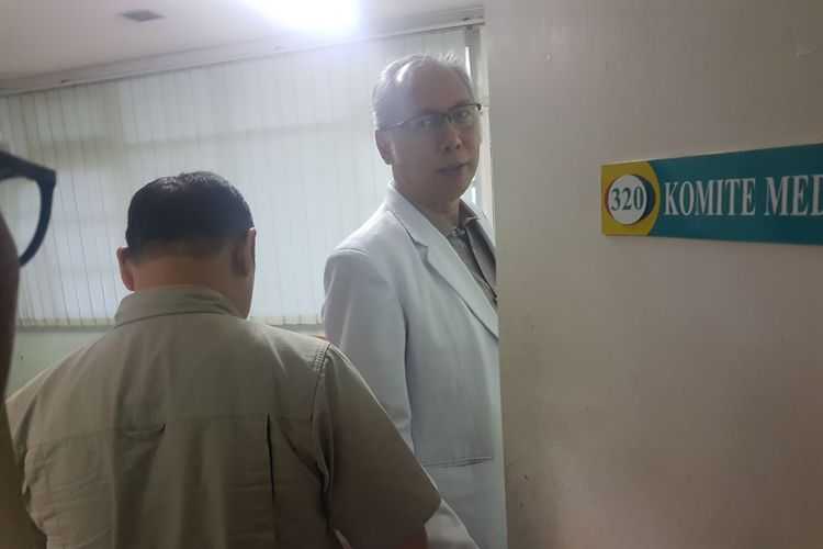 Dr.H.Bimanesh Sutarjo, SpPD bersama salah satu penyidik KPK di RS Medika Permata Hijau tempat Setya Novanto dirawat 