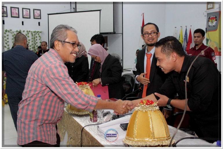 Muhammad Yasin (kiri) bersalaman dengan Ketua Panwaslu Kabupaten Bantaeng (kanan) (10/01/18).