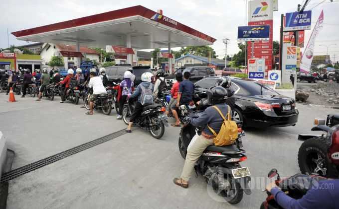 Jelang Kenaikan BBM subsidi yang mengakibatkan kendaraan bermotor antre mengisi BBM (sumber gambar : tribunnews.com)