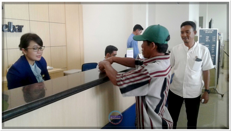 Petugas Kebersihan menerima gaji non tunai di kasir Bank SulSelBar Cabang Bantaeng (11/01/18).