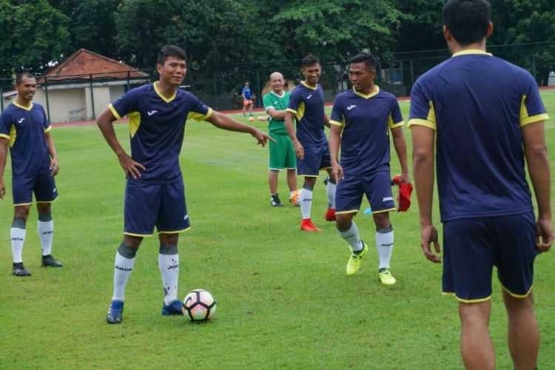 Para pemain Indonesia Selection saat berlatih di Stadion UNY.