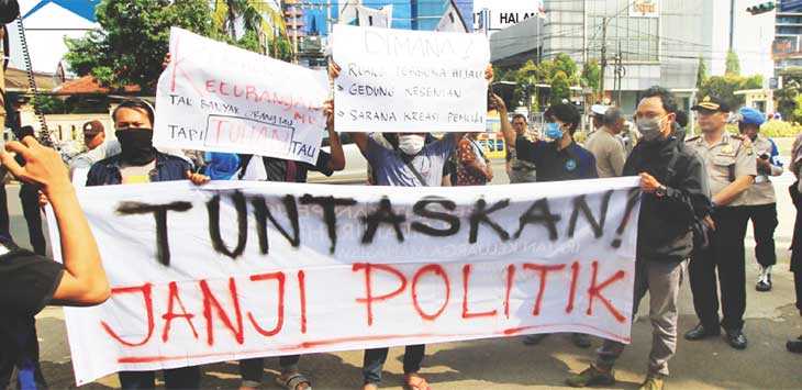 Massa atau rakyat akan selalu menuntut agar janji-janji kampanye direalisasikan. Sumber: http://jabar.pojoksatu.id/depok/2017/02/18/demo-di-balaikota-depok-ikmd-tuntaskan-janji-politik/