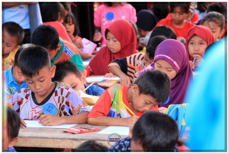 Anak-anak mengikuti Lomba Menggambar dan Mewarnai Program KOTAKU di Kampung Gusung, Kabupaten Bantaeng (10/01/18).