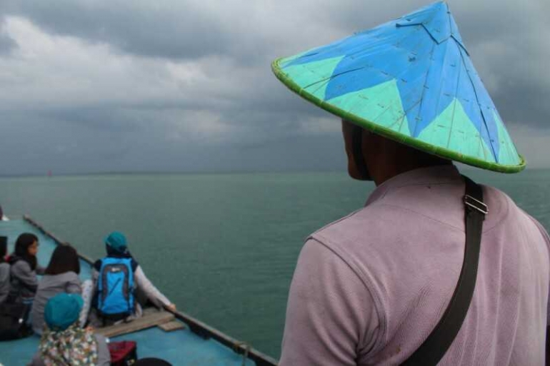 Perjalanan laut dari Pelabuhan Pegantongan Pulau Belitung ke Pulau Mendanau ditemani KPA (sumber: dokumentasi pribadi)