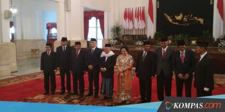 Tim Pengarah UKP PIP usai dilantik Presiden Jokowi di Istana. Foto: kompas.com