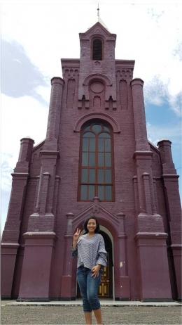 Berpose di depan Gereja Merah Kediri. Keren ya gerejanya! 