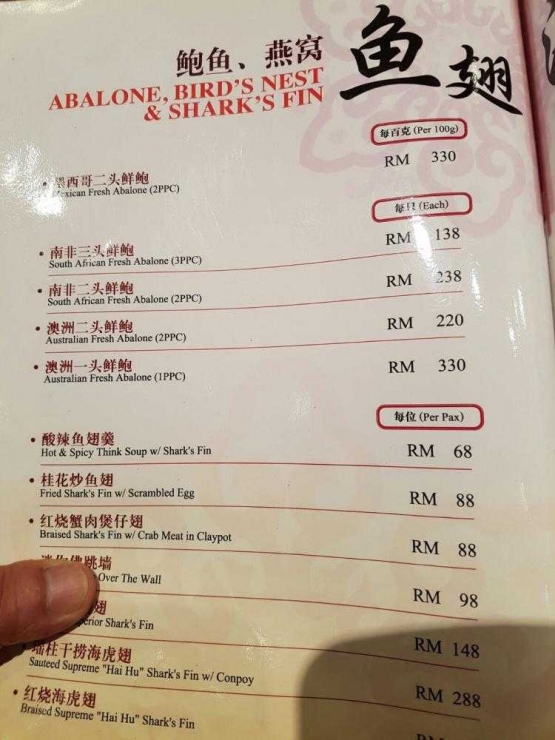 Pada gambar tampak daftar harga menu : Australian Fresh Abalone Per piece adalah R,M.330 atau senilai Rp.1,2juta rupiah per satu potong