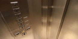 salah satu bagian lift khusus penyandang difabel di GBK (source: sport.idntimes.com)