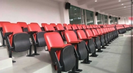 deretan kursi flip up untuk penonton di Stadion GBK (source: instagram @love_gbk)