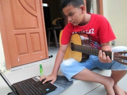 Defri yang senang belajar gitar dari Internet (dok pri).