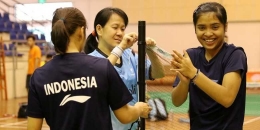 Minarti Timur bersama para pemain tunggal putri Indonesia (juara.net)