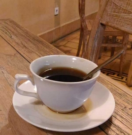 secangkir kopi hangat di kafe atau warung kopi, untuk menyegarkan pikiran dan mencari ide baru (dok.pribadi)