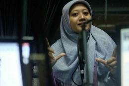 Tetap Ceria Saat Siaran Dalam Program Obrolan Jum'at Malam di J-Radio Banjarmasin (dokumentasi Rahmat Sandi)