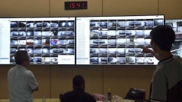 Ruang pusat kendali CCTV di area Stadion Utama Gelora Bung Karno, Senayan, Jakarta (source: tempo.com)