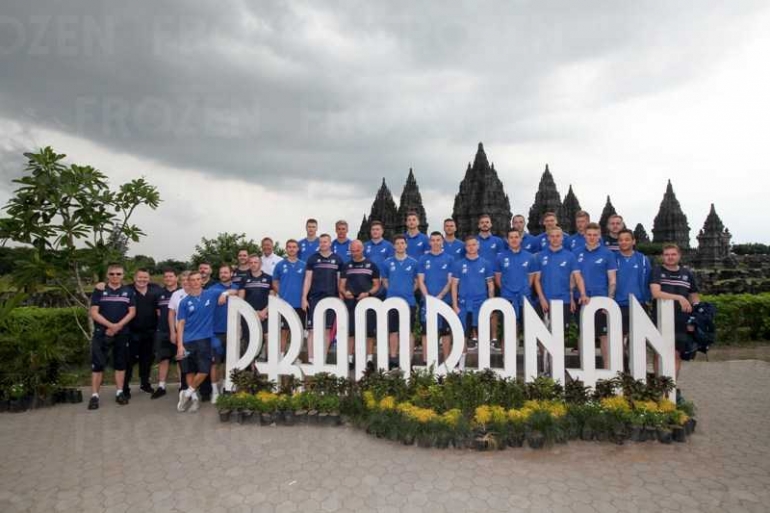 Timnas Islandia saat berkunjung ke Candi Prambanan bersama Frozen Air Mineral yang cepet bikin seger dan memulihkan stamina (source: instagram @frozenairmineral)